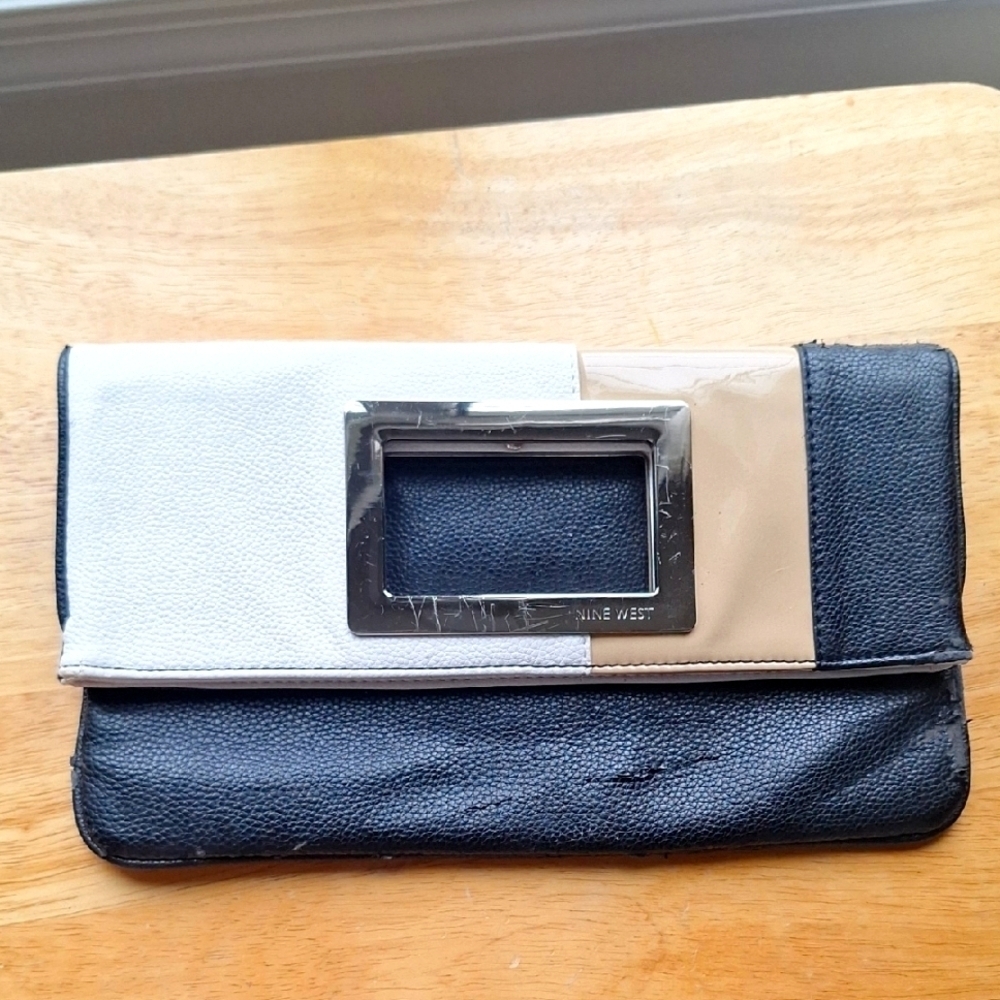 🎁Nine West Black, White, and Tan Clutch